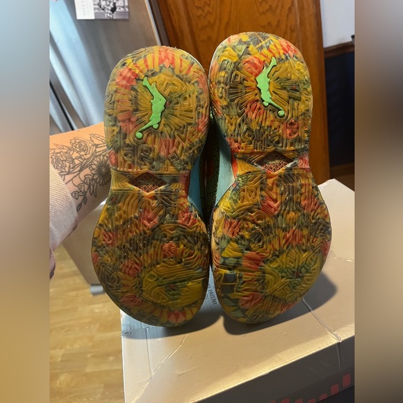 Nike Lebrons - Picture 3 of 4